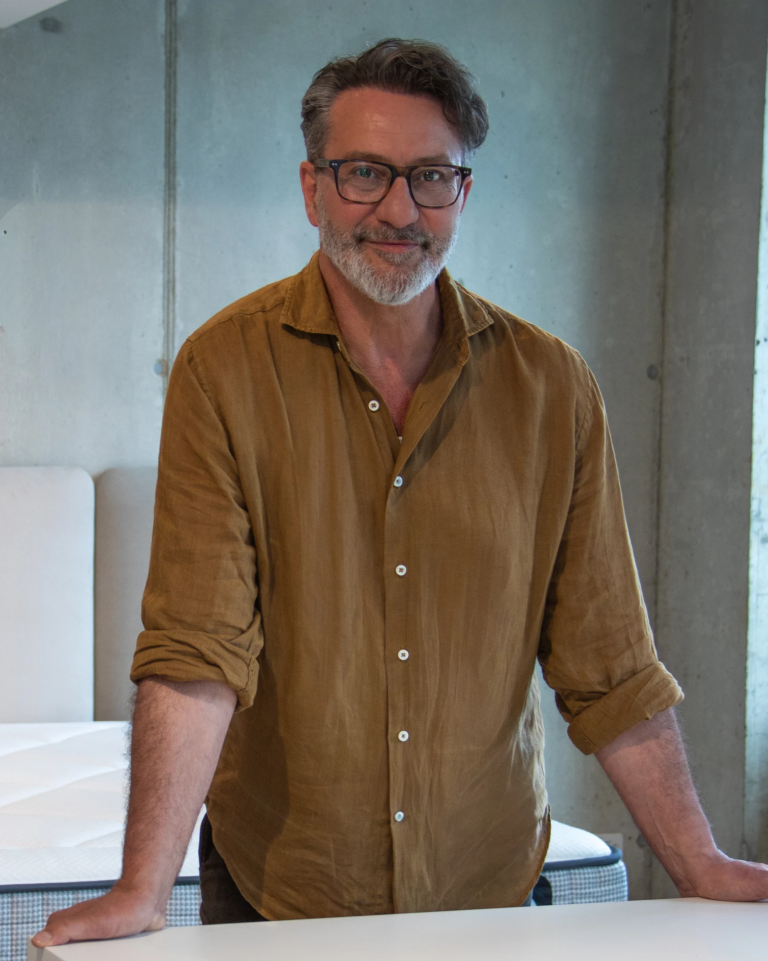 Domingo Alfocea, Inhaber und Schlafspezialist von das-bett.ch, im Showroom in Zürich-Altstetten