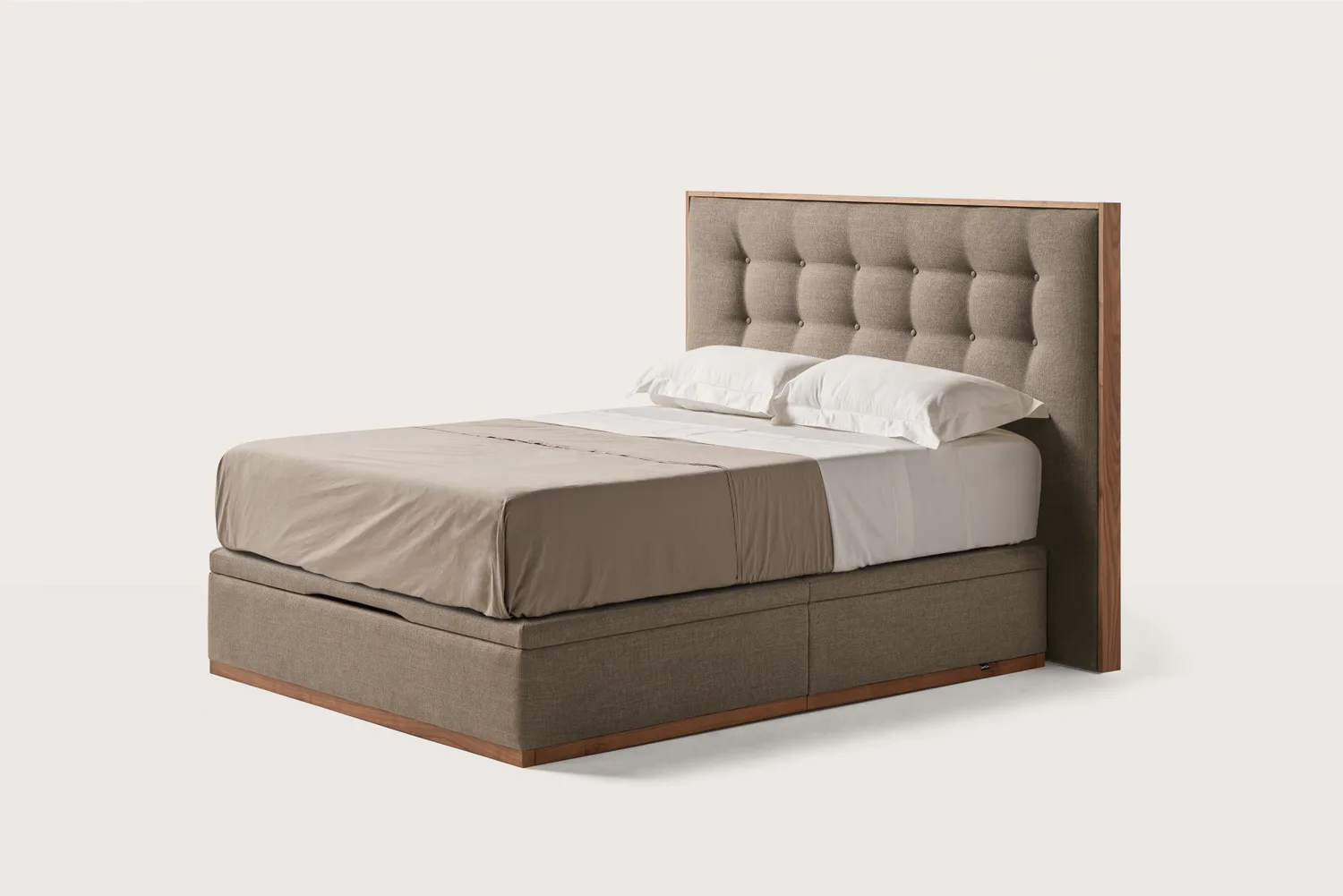 Boxspringbett im eingerichteten Schlafzimmer