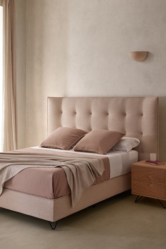 Polsterbett mit gestepptem Kopfteil aus altrosa Webstoff im Schlafzimmer
