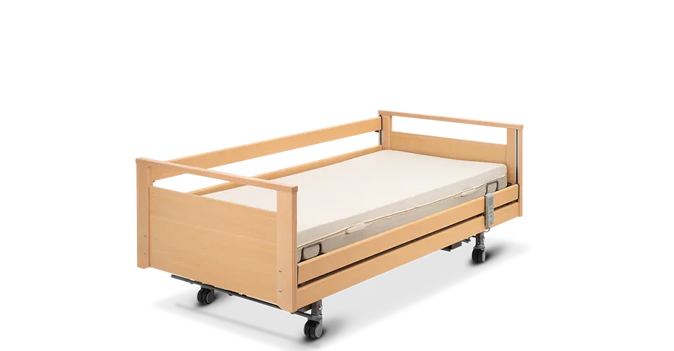 Pflegebett Fuchsia D von Heimelig in Weissbuche mit durchgehendem Seitengitter und Matratze, im Showroom von das-bett.ch in Zürich