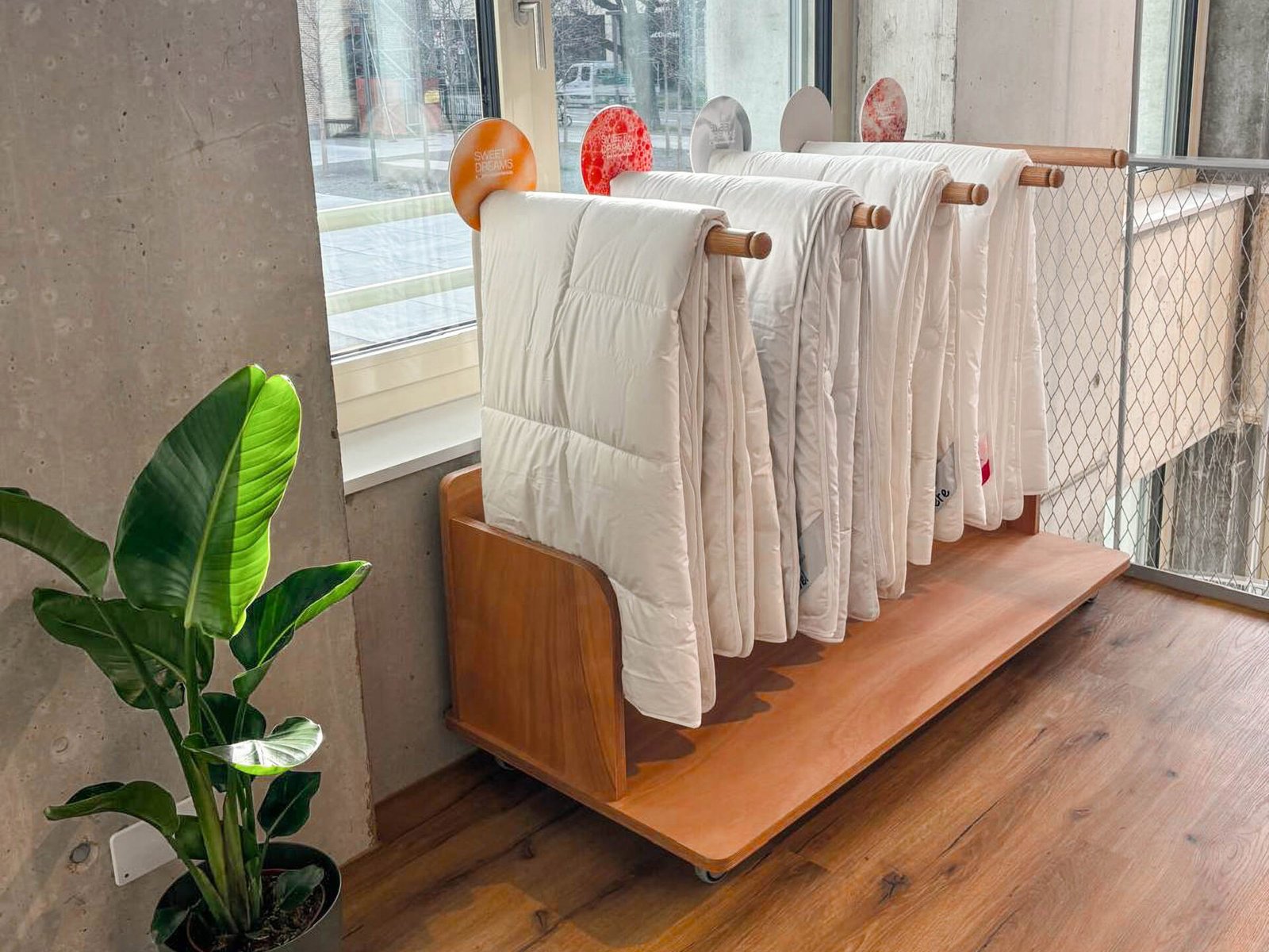 Düvet-Auswahl im Showroom von das-bett.ch in Zürich-Altstetten