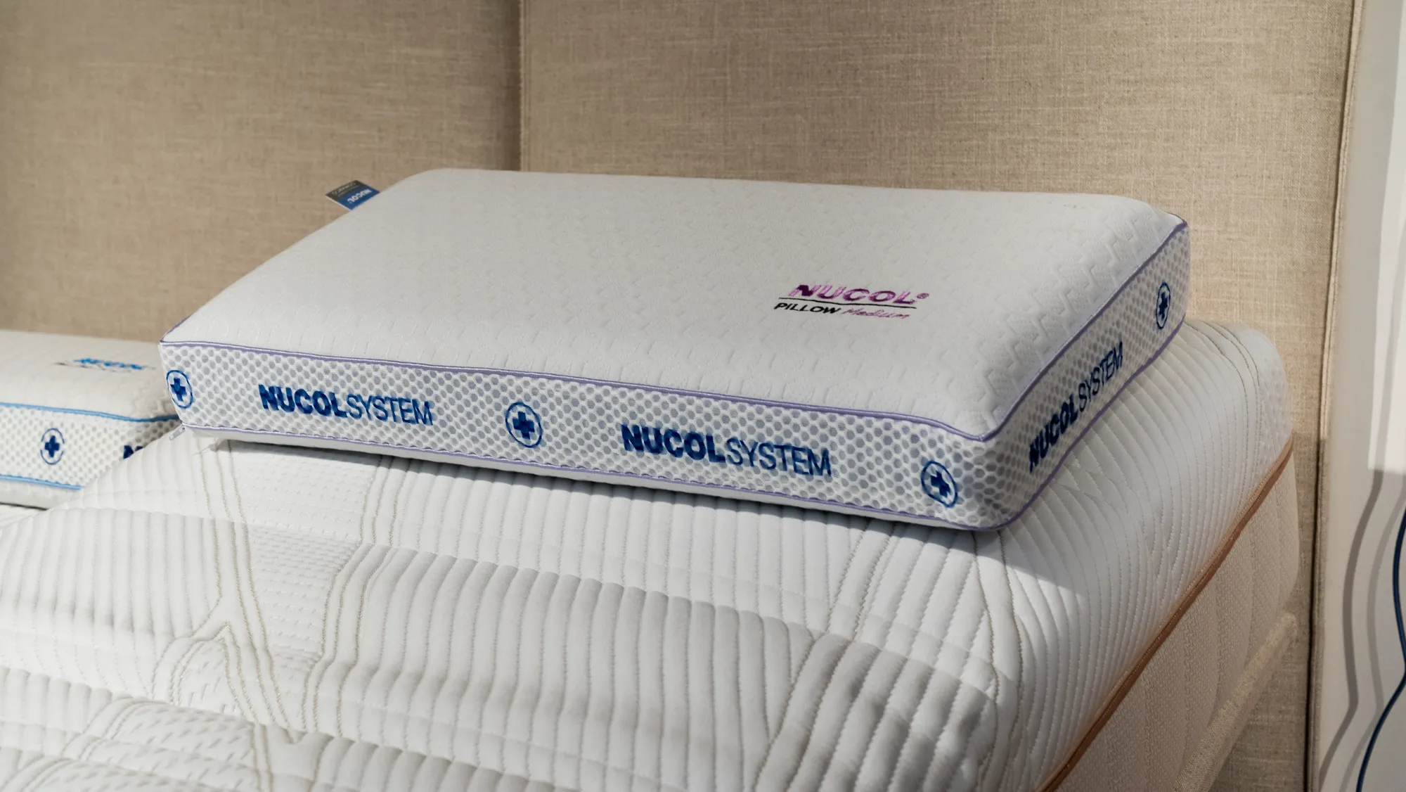 Nucol Kissen auf einer Matratze im Showroom von das-bett.ch in Zürich-Altstetten